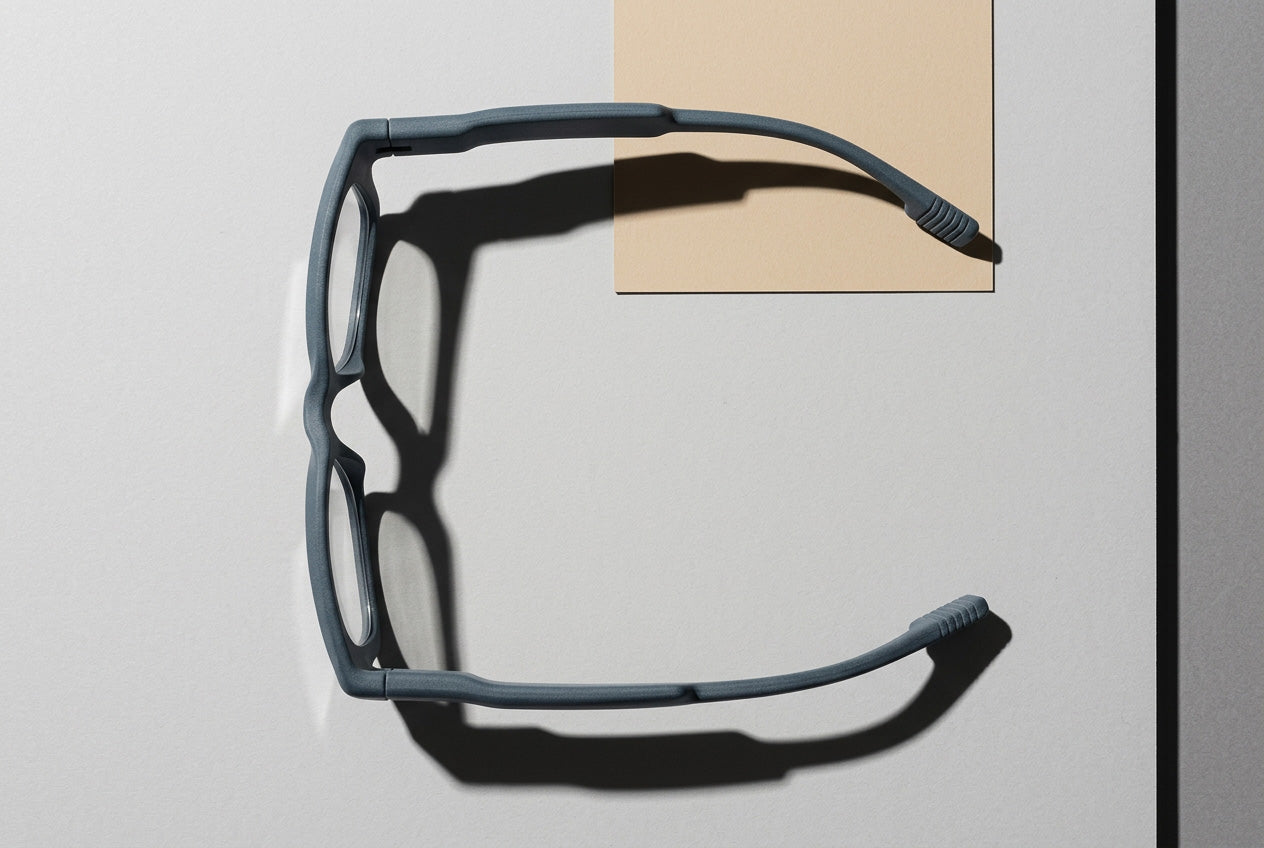 Technische Seitenansicht einer 3D-gedruckten Brillenfassung mit Fokus auf Geometrie und Bügelverlauf